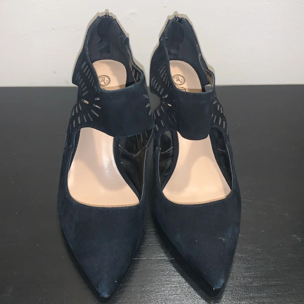 Bella Vita Dani dress shootie with cutouts womens Pump. Size 9 Wide.